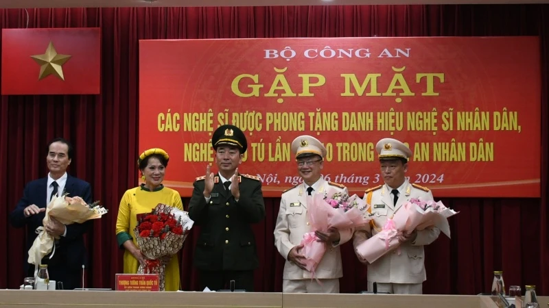 Thượng tướng, Thứ trưởng Công an Trần Quốc Tỏ tặng hoa cho các nghệ sĩ.