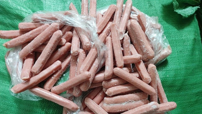 400kg xúc xích không có nguồn gốc bị lực lượng Quản lý thị trường Lào Cai thu giữ.