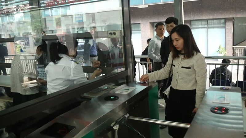 Người dân sử dụng vé điện tử để đi xe buýt.