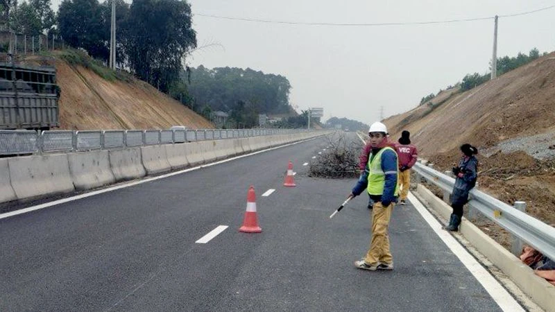 Trước đây, người dân cũng đã có hành vi mang cây rào đường cao tốc gây mất an toàn giao thông.
