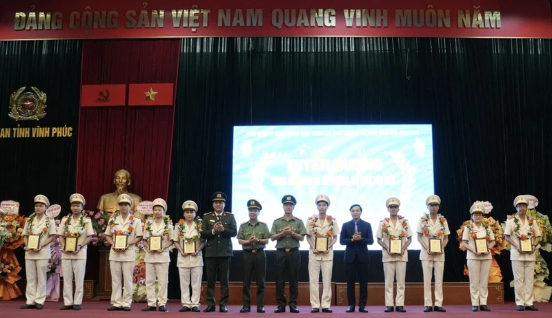 Tuyên dương khen thưởng 10 đoàn viên thanh niên công an xã, phường, thị trấn tiêu biểu .