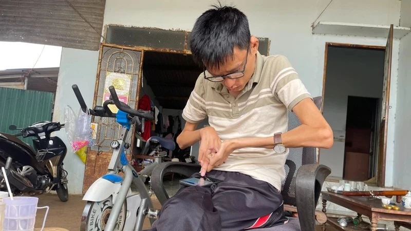 Đi khám, bác sĩ thông báo Tài Nam mắc căn bệnh u sợi thần kinh, một bệnh rất ít gặp và nền y học chưa thể điều trị đặc hiệu được.