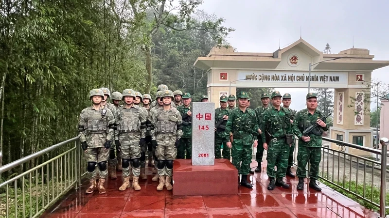 Đội tuần tra của hai bên kiểm tra Cột mốc 145.