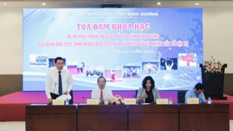 Đoàn chủ tọa điều hành buổi Tọa đàm khoa học.