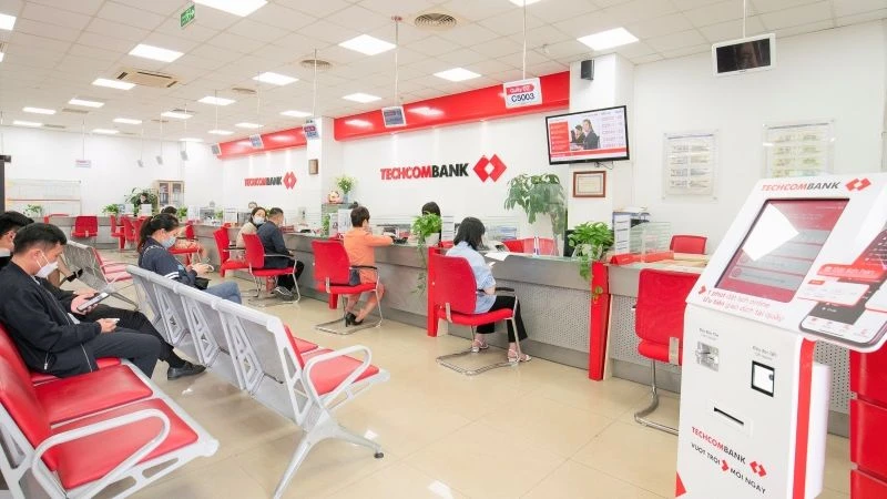 Ảnh minh họa giao dịch khách hàng tại Techcombank.
