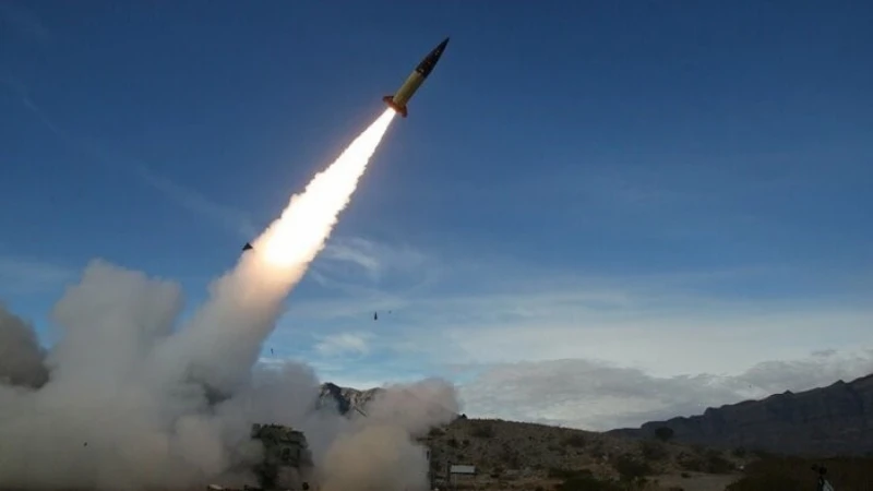 Tên lửa được phóng từ Iran về phía Israel tối 13/4/2024. (Ảnh: IRNA/TTXVN)