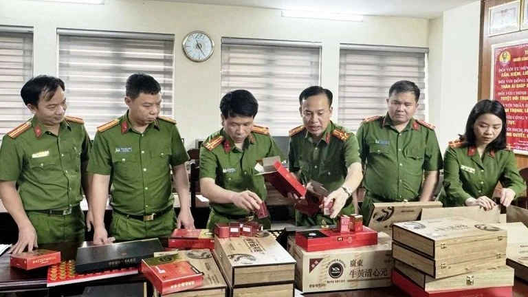 Công an xem xét các sản phẩm giả.