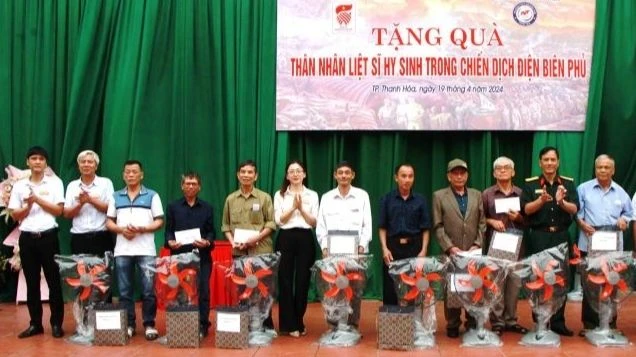 Đại diện các đơn vị tặng quà cho thân nhân liệt sĩ.