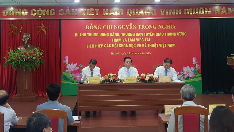 Đoàn công tác lắng nghe ý kiến của các nhà khoa học, trí thức.