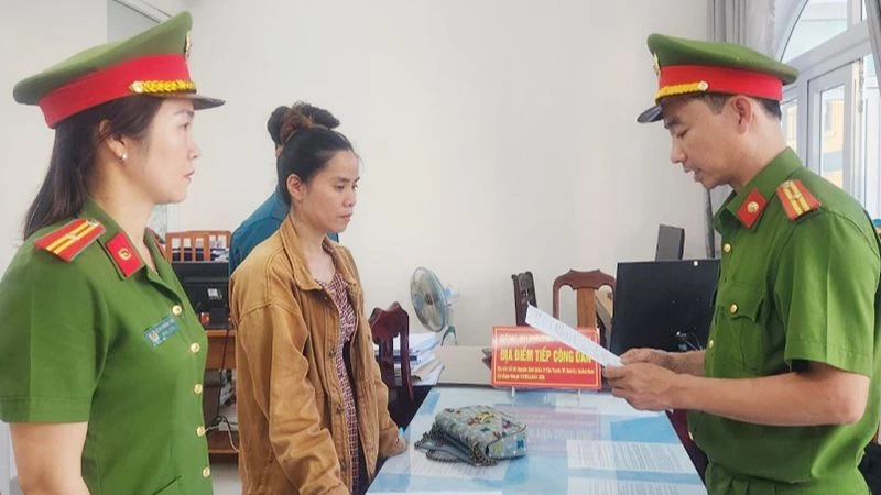 Cơ quan Cảnh sát điều tra, Công an tỉnh Quảng Nam thi hành lệnh bắt tạm giam đối với Trần Thị Nga.