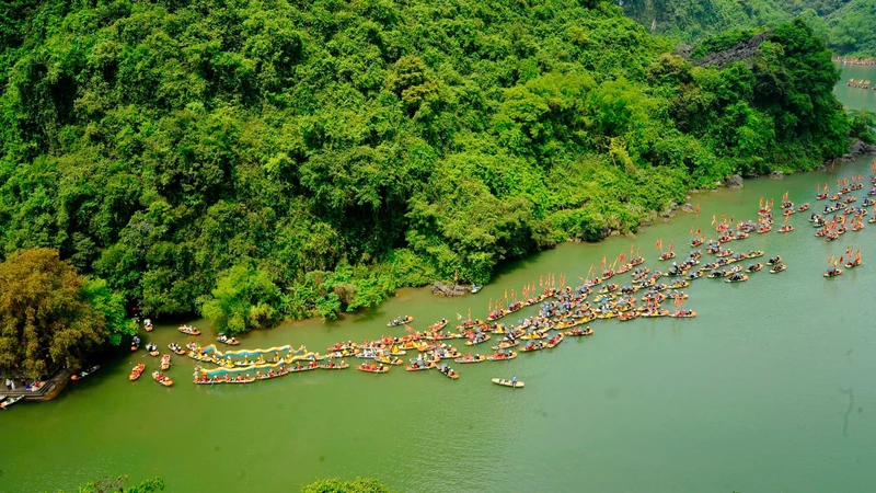 Lễ hội Tràng An với sự tham gia của gần 600 nghệ nhân, nghệ sĩ trên cả nước, cùng khoảng 2.000 người của các đoàn rước rồng, trống, đội tế lễ.