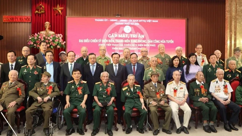 Lãnh đạo thành phố Hà Nội với các đại biểu là chiến sĩ Điện Biên, thanh niên xung phong, dân quân hỏa tuyến trực tiếp tham gia Chiến dịch Điện Biên Phủ.