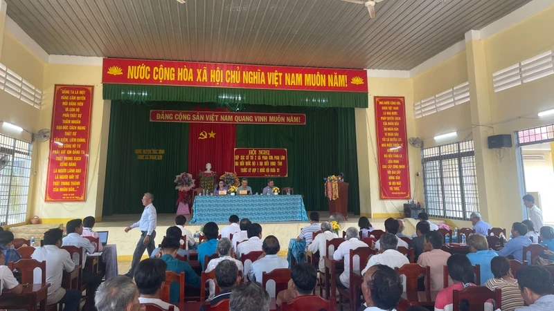 Hơn 50 cử tri xã Phan Lâm, xã Phan Sơn tham dự buổi tiếp xúc.