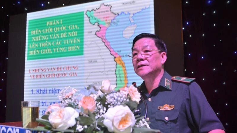 Thiếu tướng Văn Ngọc Quế, Phó Chủ nhiệm Chính trị Bộ đội Biên phòng trình bày chuyên đề về một số kiến thức cơ bản về khu vực biên giới trên đất liền.