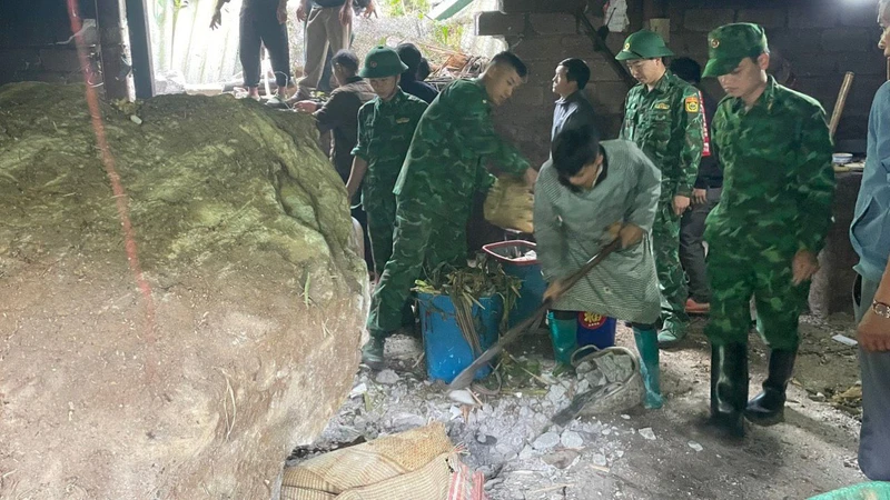 Lực lượng chức năng hỗ trợ gia đình khắc phục hậu quả.
