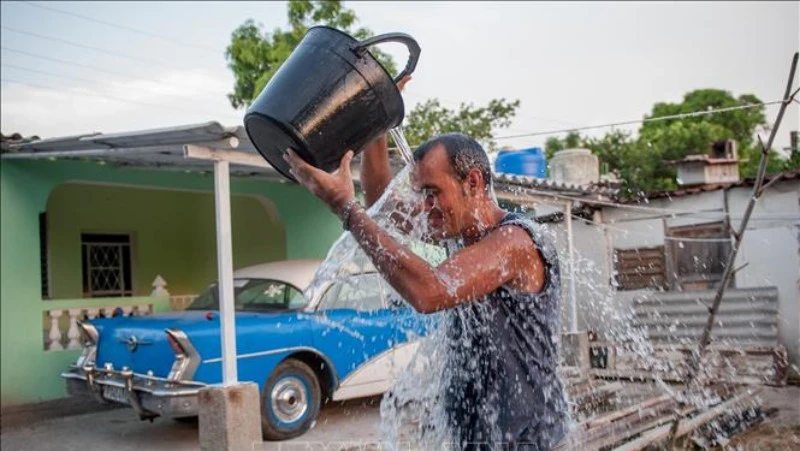 Người dân tránh nóng tại La Habana, Cuba. Ảnh tư liệu: AFP/ TTXVN