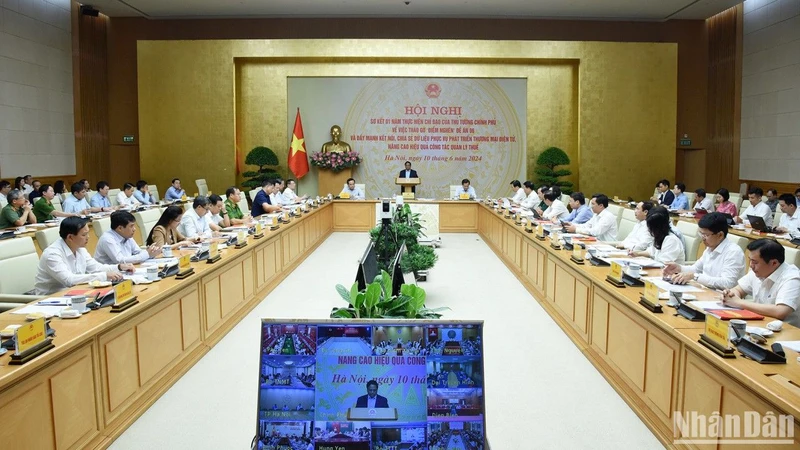 Thủ tướng Phạm Minh Chính và các Phó Thủ tướng: Lê Minh Khái, Trần Lưu Quang chủ trì Hội nghị.