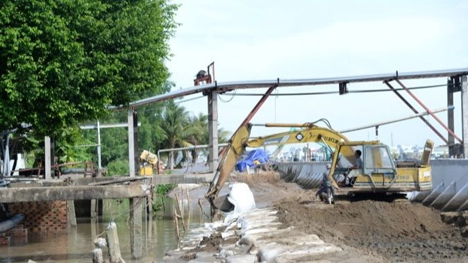 Kè phòng, chống sạt lở tại cù lao Tân Long, thành phố Mỹ Tho (Tiền Giang).