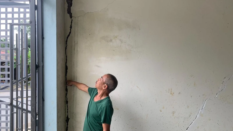 Nhà dân tổ dân phố Vĩnh Hưng, thị trấn Vĩnh Lộc (Chiêm Hóa) bị hư hại do sạt trượt mái ta-luy dương.