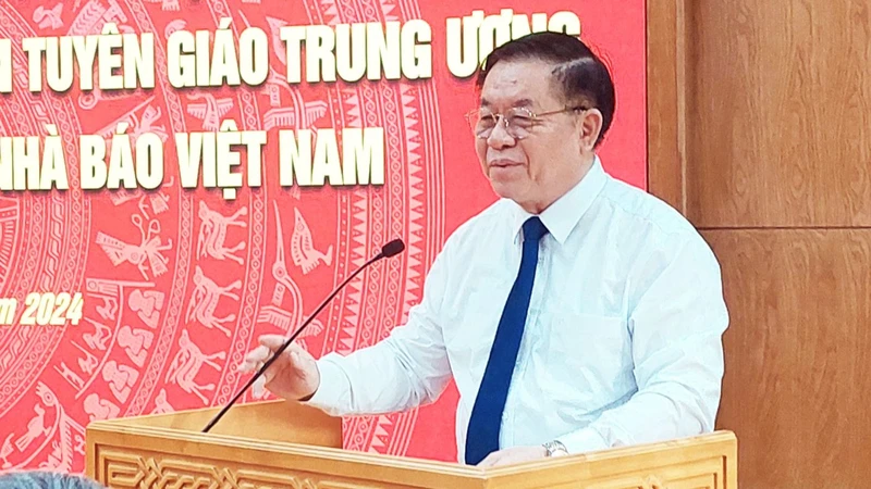 Đồng chí Nguyễn Trọng Nghĩa phát biểu tại buổi làm việc.
