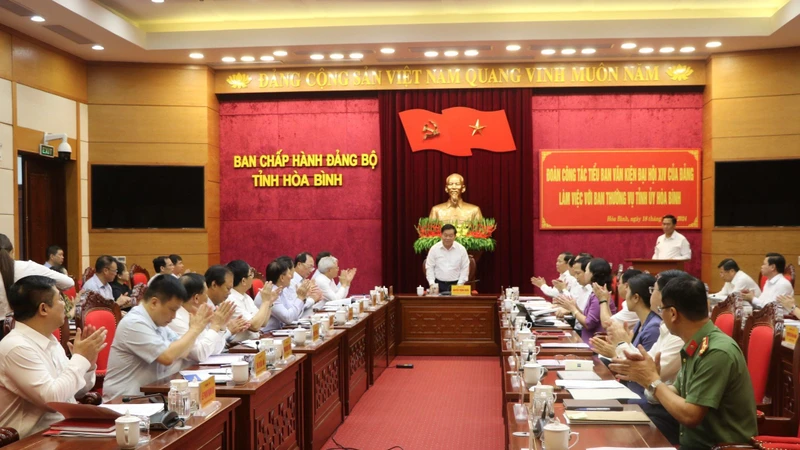 Đồng chí Nguyễn Trọng Nghĩa chủ trì buổi làm việc.
