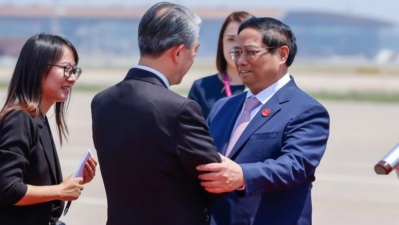 Đại sứ Trung Quốc tại Việt Nam Hùng Ba đón Thủ tướng Phạm Minh Chính tại sân bay quốc tế Thủ đô Bắc Kinh. (Ảnh: Nhật Bắc)