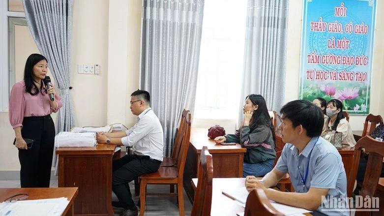 Bà Lê Thị Bích Thuận, Giám đốc Sở Giáo dục và Đào tạo thành phố Đà Nẵng kiểm tra công tác chuẩn bị Kỳ thi tốt nghiệp THPT năm 2024 tại điểm thi Trường trung học cơ sở Kim Đồng sáng 26/6. (Ảnh: ANH ĐÀO)