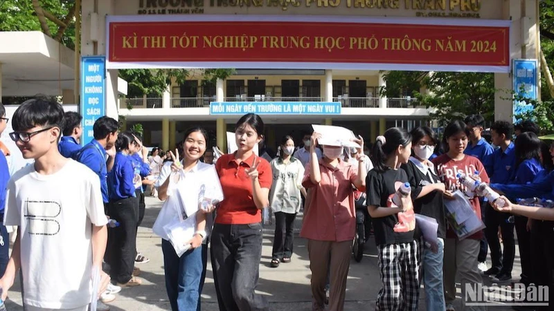 Niềm vui của thí sinh tại Điểm thi Trường THPT Trần Phú sau khi kết thúc môn thi cuối cùng chiều nay 28/6. (Ảnh ANH ĐÀO)