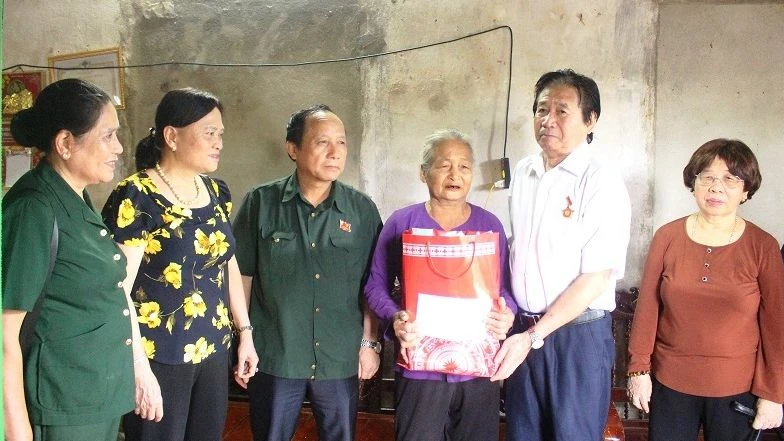Các thành viên đoàn công tác trao tặng quà cho cựu thanh niên xung phong Nguyễn Thị Bình.