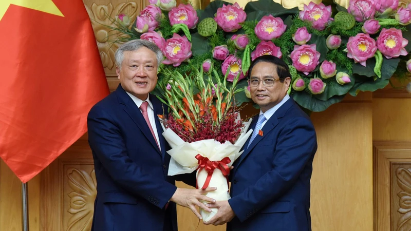 Thủ tướng Phạm Minh Chính tặng hoa chúc mừng Phó Thủ tướng Chính phủ Nguyễn Hòa Bình. (Ảnh: TRẦN HẢI)