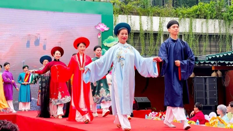 Trình diễn các bộ sưu tập áo dài của các nhà thiết kế tại lễ phát động Tháng Áo dài Hà Nội năm 2024. (Ảnh: Bảo Lâm)