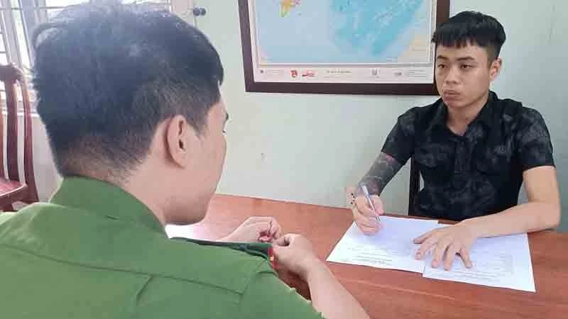 Công an huyện Thăng Bình làm việc với đối tượng Huỳnh Văn Hội.