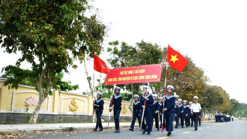 Hàng trăm cán bộ chiến sĩ Vùng 5 Hải quân ra quân hưởng ứng Ngày vì môi trường Phú Quốc.