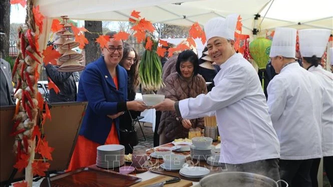 Đại sứ Việt Nam tại Italia Dương Hải Hưng mời đại biểu, khách mời thưởng thức phở. (Ảnh: Trường Dụy/PV TTXVN tại Italia)