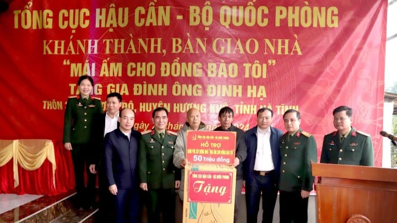 Thiếu tướng Nguyễn Đình Chiêu trao quyết định hỗ trợ kinh phí và trao quà của Đảng ủy, chỉ huy Tổng cục Hậu cần tặng gia đình ông Đinh Văn Hạ, ở thôn 3, xã Hương Đô, huyện Hương Khê, tỉnh Hà Tĩnh.