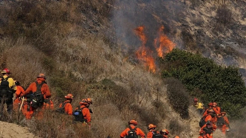 (Tư liệu) Lính cứu hỏa nỗ lực dập lửa cháy rừng tại Malibu, California, Mỹ. (Ảnh: THX/TTXVN)