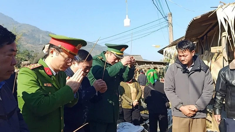 Lãnh đạo huyện Kỳ Sơn và Công an tỉnh Nghệ An đến thăm viếng, hỗ trợ động viên các gia đình nạn nhân. (Ảnh cắt từ clip, do cộng tác viên cung cấp)