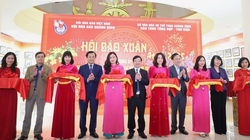 Các đại biểu cắt băng khai trương Hội báo Xuân Ất Tỵ năm 2025 của tỉnh Quảng Bình.