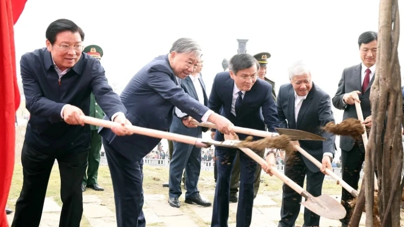 Tổng Bí thư Tô Lâm và Đoàn công tác Trung ương dự Lễ phát động “Tết trồng cây đời đời nhớ ơn Bác Hồ” Xuân Ất Tỵ 2025. (Ảnh: Thống Nhất/TTXVN)