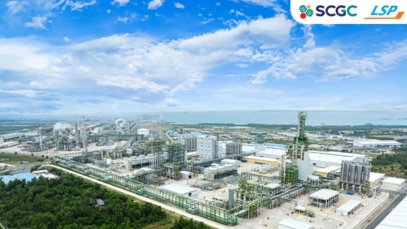 Tổ hợp hóa dầu Long Sơn (LSP) tại Việt Nam.