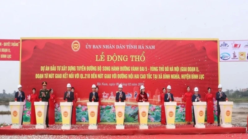 Các đồng chí lãnh đạo tỉnh Hà Nam bấm nút động thổ dự án tuyến đường bộ song hành Vành đai 5.