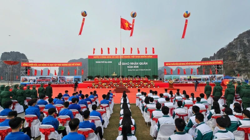 Quang cảnh lễ giao nhận quân năm 2025 của thành phố Hạ Long.