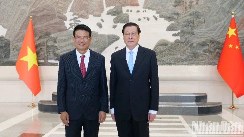Viện trưởng Viện kiểm sát nhân dân tối cao Nguyễn Huy Tiến và Viện trưởng Viện kiểm sát nhân dân tối cao Trung Quốc Ưng Dũng.