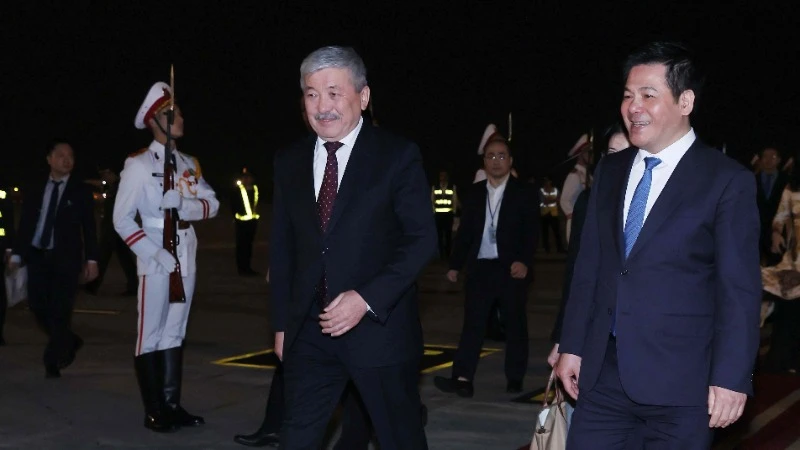 Bộ trưởng Công thương Nguyễn Hồng Diên đón Thủ tướng Kyrgyzstan Adylbek Kasimalyev tại sân bay quốc tế Nội Bài. (Ảnh: An Đăng/TTXVN)