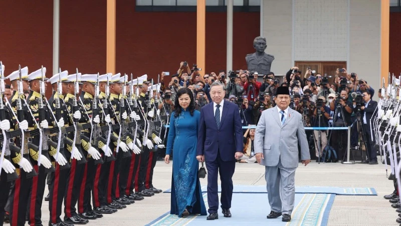 Tổng thống Indonesia, Chủ tịch Đảng Phong trào Indonesia vĩ đại (Gerindra) Prabowo Subianto tiễn Tổng Bí thư Tô Lâm và Phu nhân tại sân bay quân sự Halim Perdanakusuma, Jakarta. (Ảnh: Thống Nhất/TTXVN)