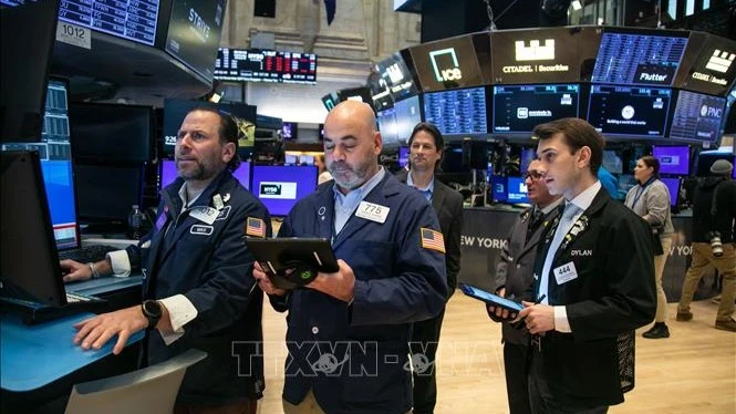 Giao dịch viên làm việc trên sàn chứng khoán ở New York, Mỹ. (Ảnh: THX/TTXVN)