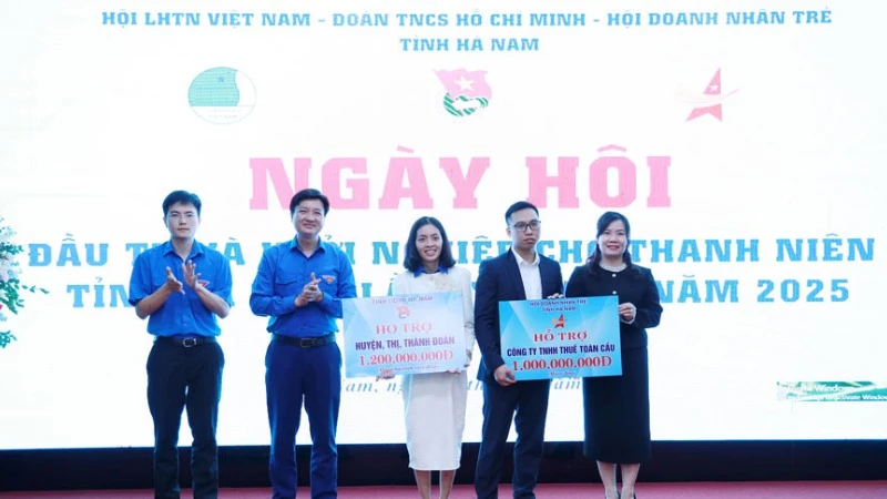 Lãnh đạo Tỉnh đoàn Hà Nam, Hội Liên hiệp Thanh niên tỉnh, Hội Doanh nhân trẻ tỉnh trao tượng trưng nguồn vốn hỗ trợ cho các dự án khởi nghiệp của thanh niên năm 2025.