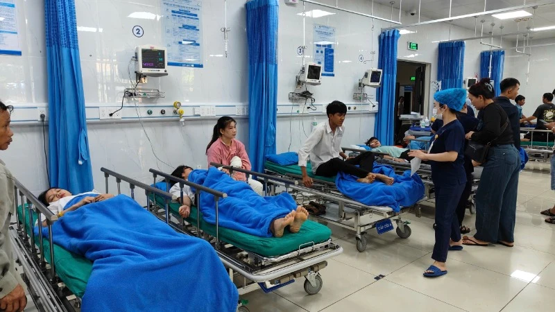 Bác sĩ thăm, khám cho bệnh nhân.