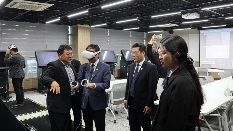 Cán bộ Trường đại học Điện lực tìm hiểu phòng thí nghiệm ảo về vi mạch bán dẫn trong chương trình hợp tác với Đại học Bách khoa Hàn Quốc V-cơ sở Gwangju.