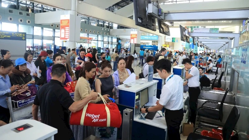 Hành khách làm thủ tục tại Cảng Hàng không quốc tế Nội Bài.